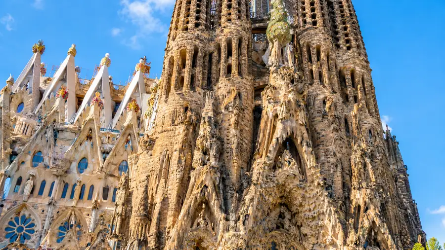 Sagrada Familia History & Facts: Antoni Gaudí's Masterpiece