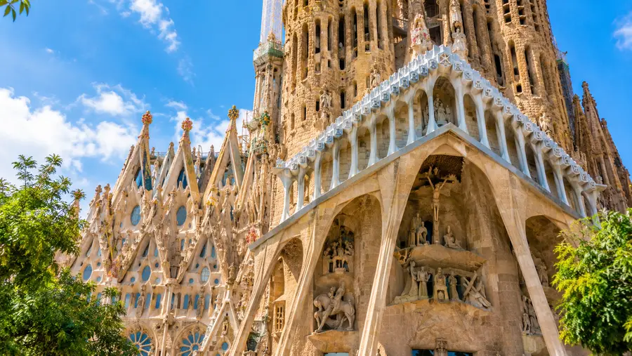 Visiting Sagrada Familia: Hours, Dress Code, Mass & Location
