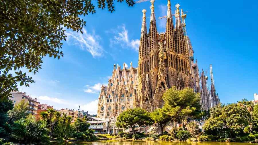 Visiting Sagrada Familia: Hours, Dress Code, Mass & Location