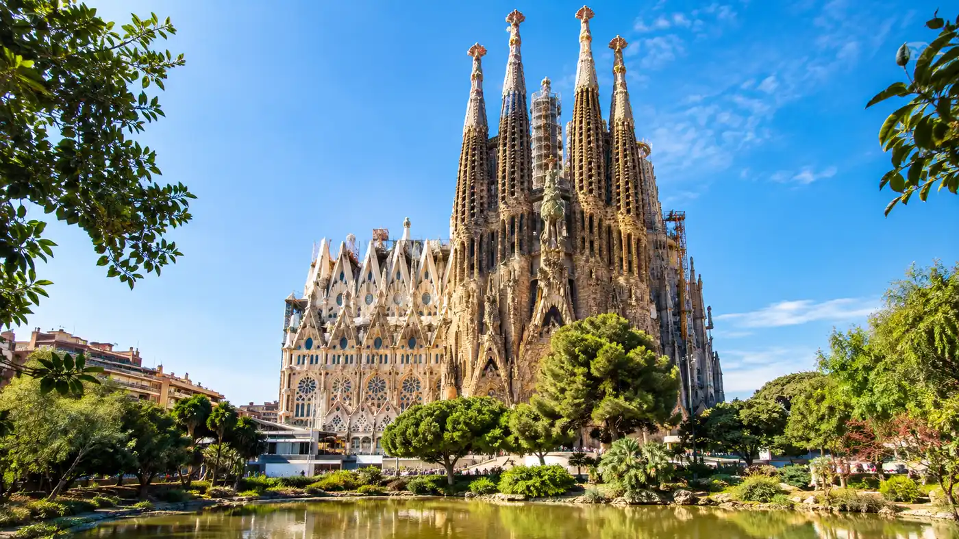 Visiting Sagrada Familia: Hours, Dress Code, Mass & Location